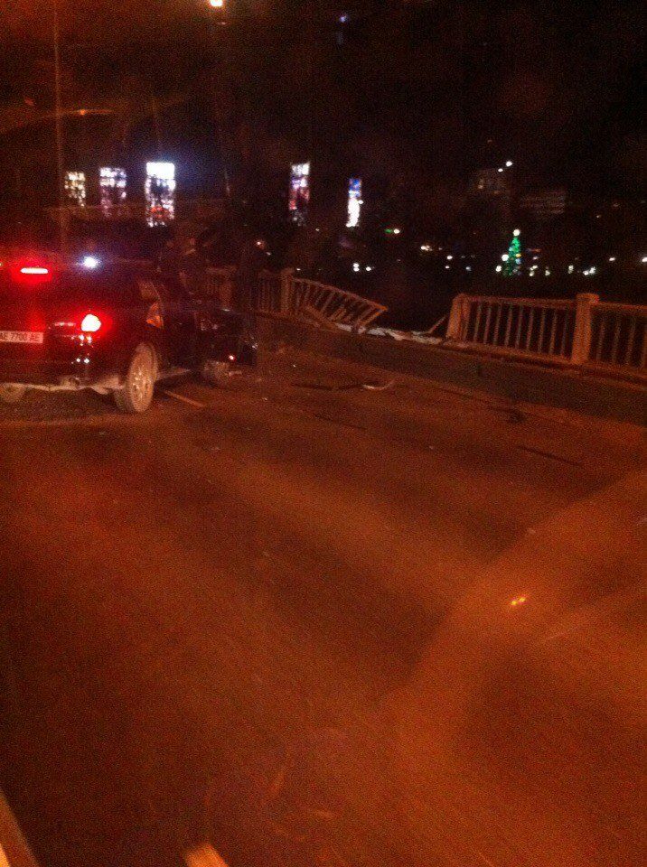 Авария в Днепропетровске: машина вылетела за ограждения с Нового моста в реку (ФОТО, ВИДЕО)