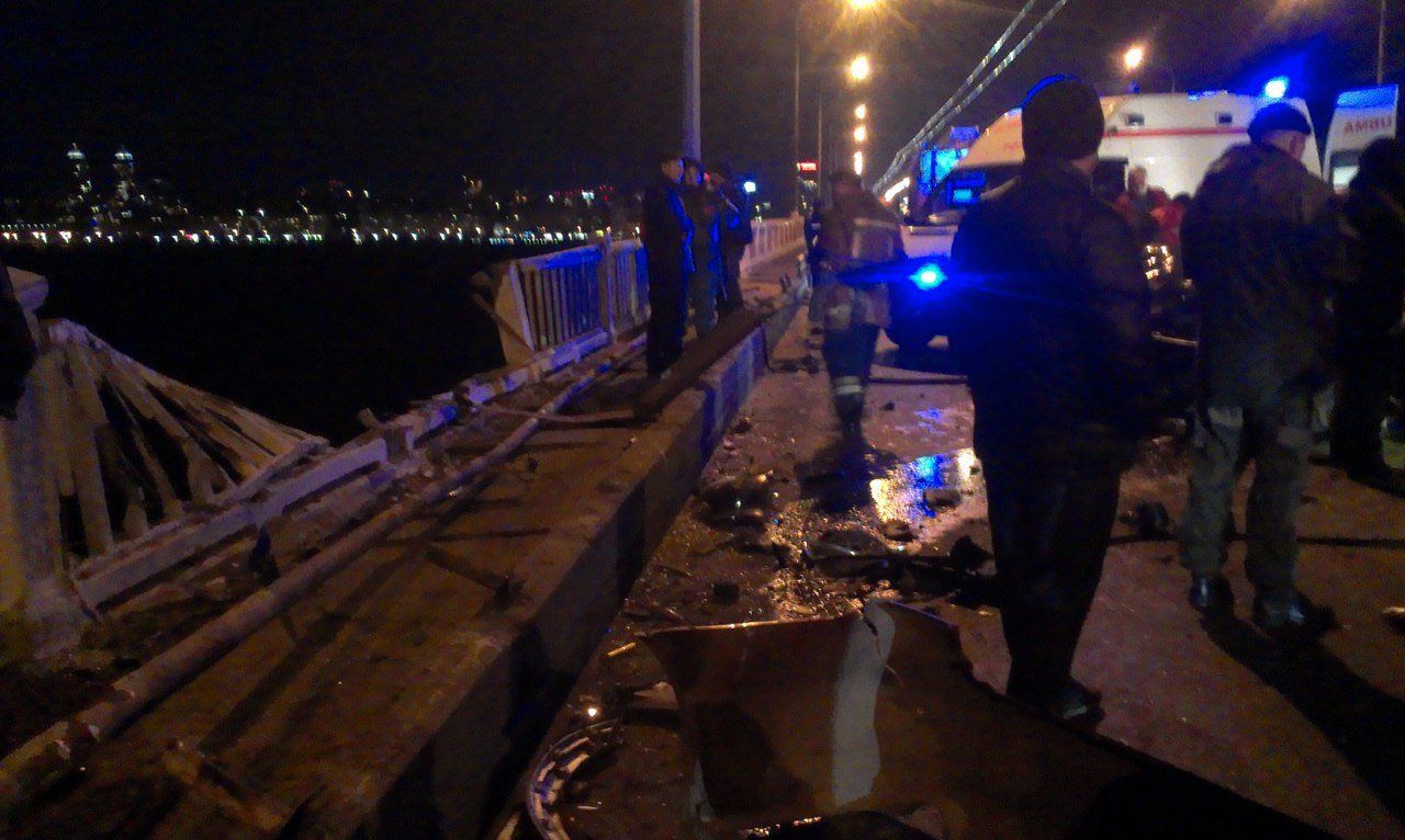 Авария в Днепропетровске: машина вылетела за ограждения с Нового моста в реку (ФОТО, ВИДЕО)