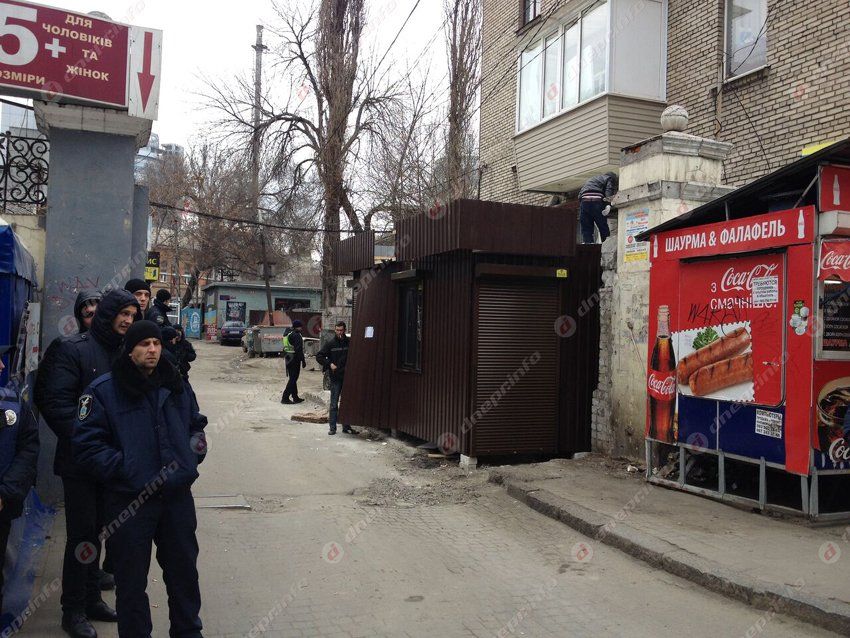 В самом центре города сносят очередной незаконный ларек, возникший ночью