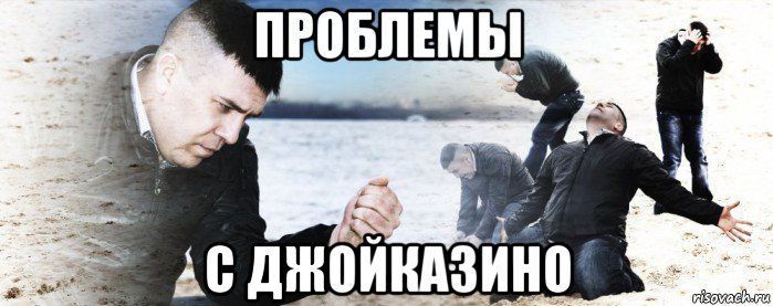muzhik-sypet-pesok-na-plyazhe_111684929_orig_