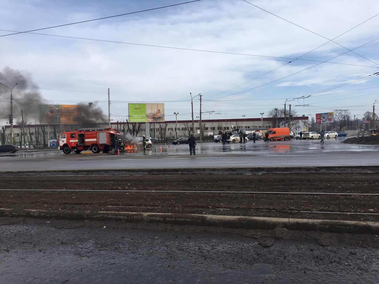 На Богдана Хмельницкого посреди дороги горит авто