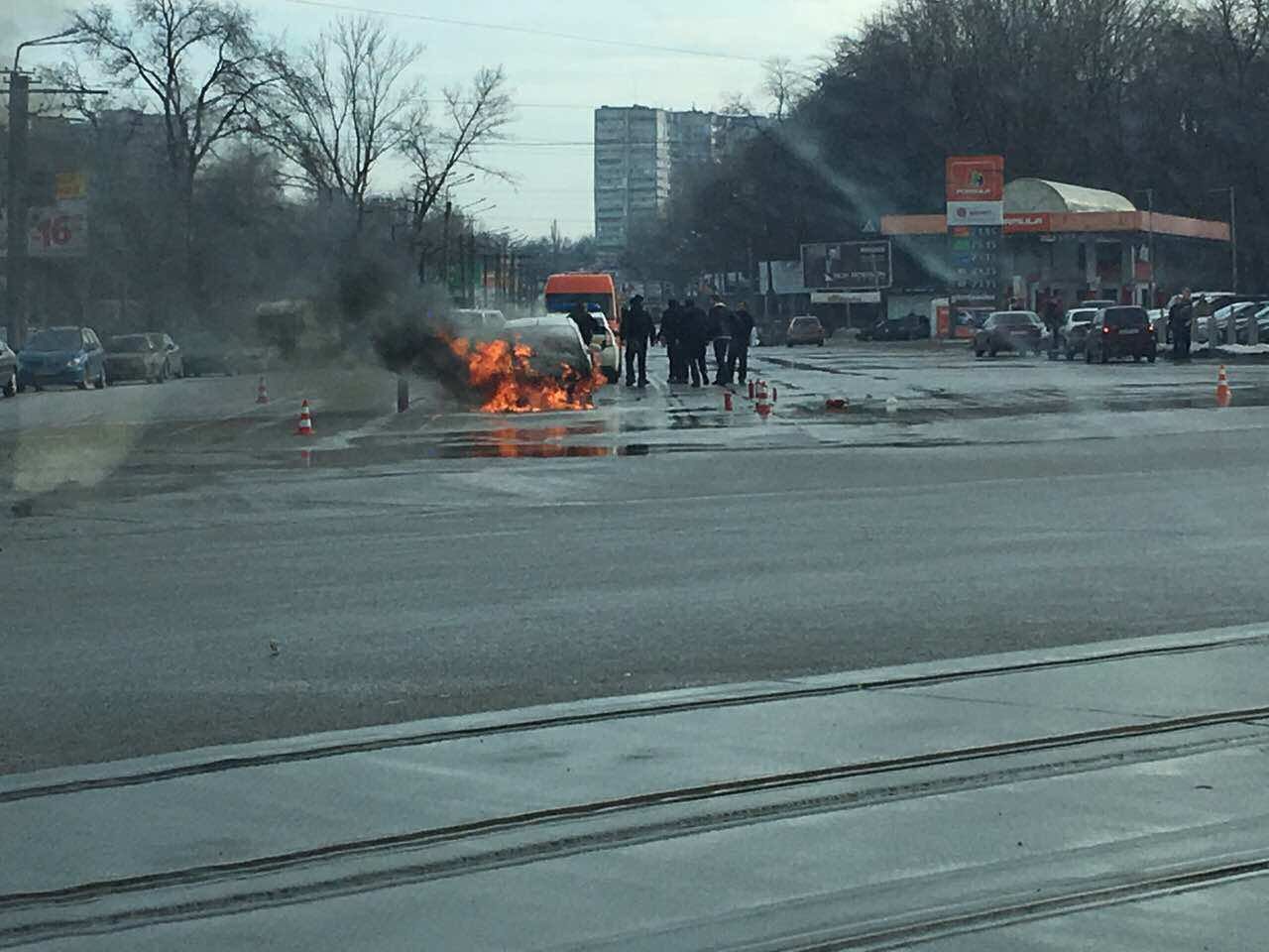 На Богдана Хмельницкого посреди дороги горит авто