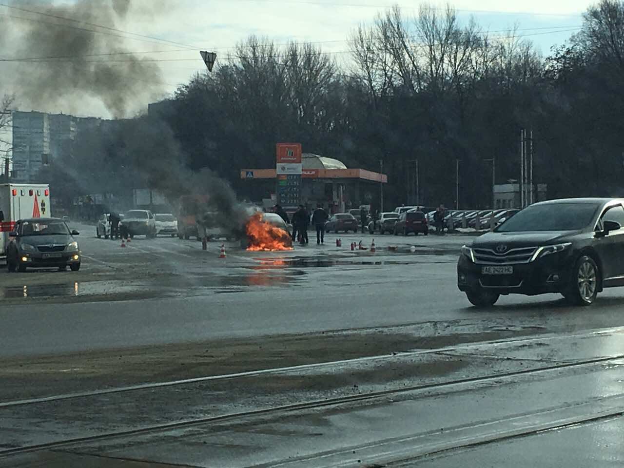 На Богдана Хмельницкого посреди дороги горит авто