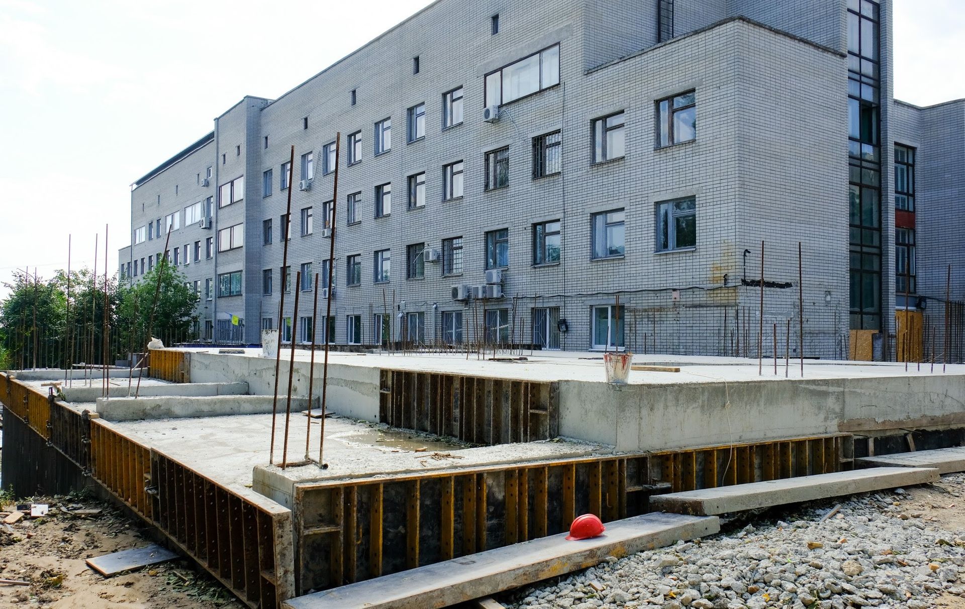 По новейшим стандартам строят корпус хирургии в областной офтальмологической больнице - Валентин Резниченко