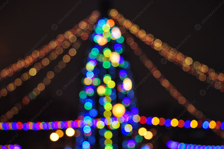 В Днепре открыли новогоднюю елку