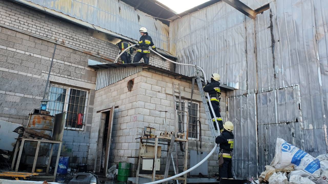 Срочно: масштабный пожар под Днепром