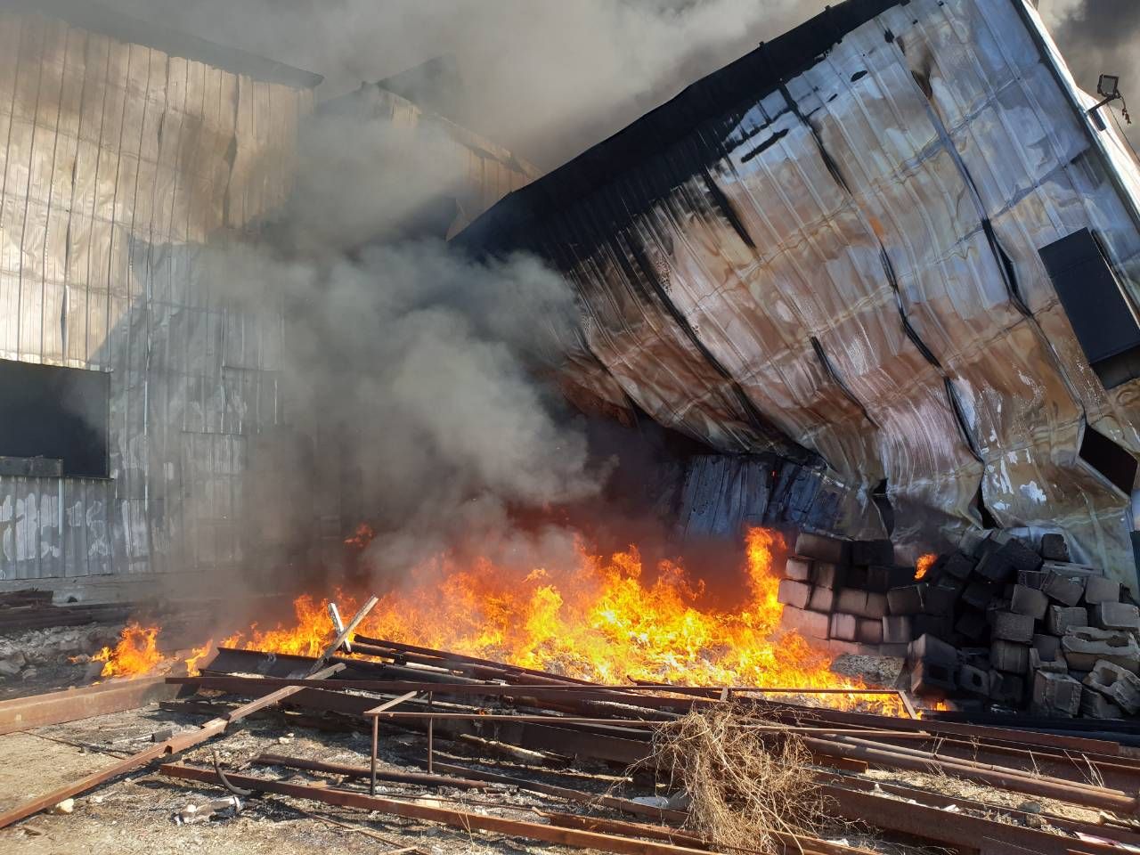 Срочно: масштабный пожар под Днепром