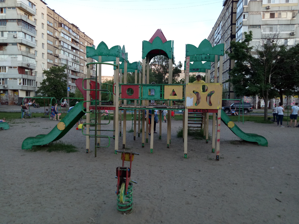 Горожане показали одну из самых жутких детских площадок