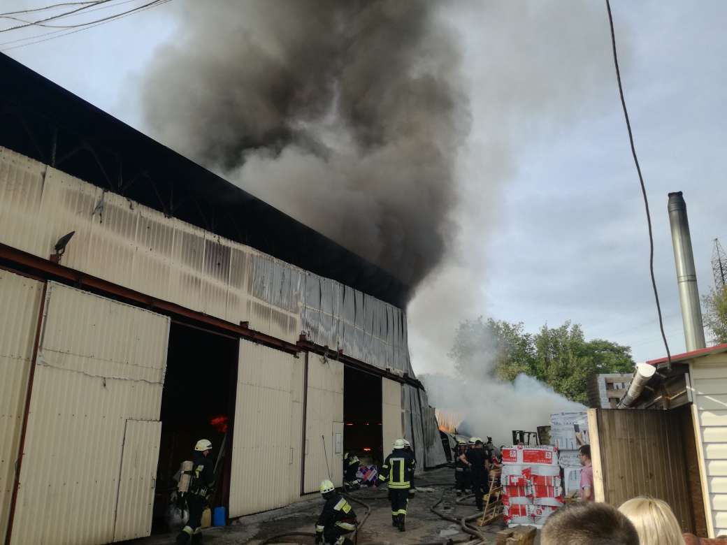 Столб черного дыма: масштабный пожар в Днепре