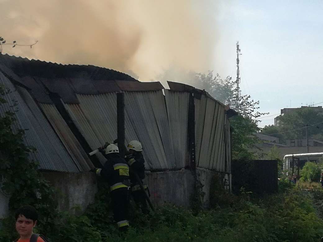 Столб черного дыма: масштабный пожар в Днепре