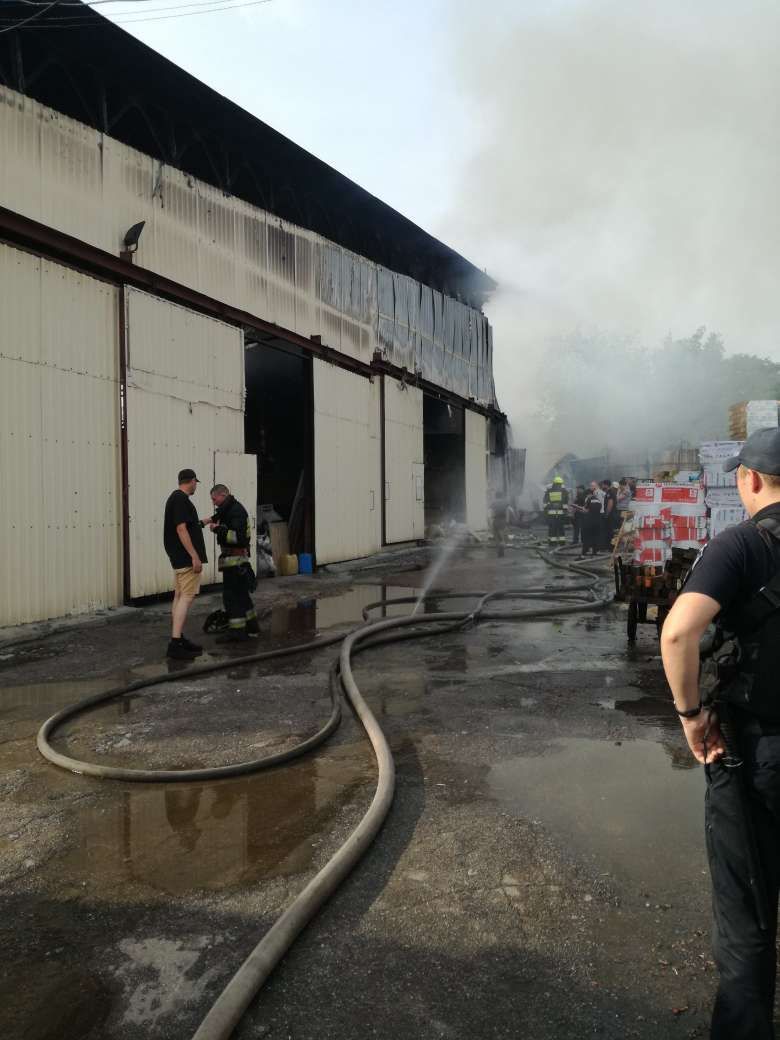 Столб черного дыма: масштабный пожар в Днепре