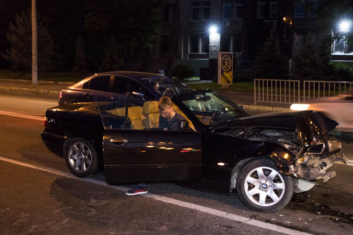 ДТП на набережной Днепра: кабриолет BMW «догнал» Renault. Новости Днепра