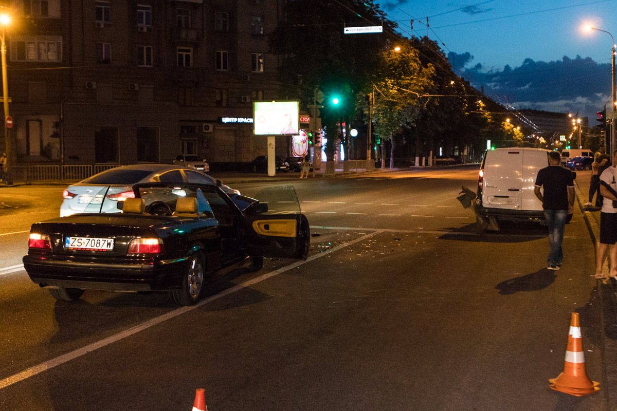 ДТП на набережной Днепра: кабриолет BMW «догнал» Renault. Новости Днепра