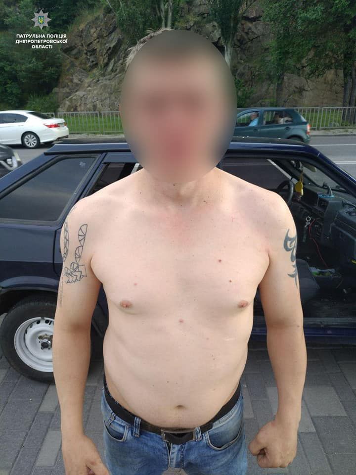 Автомобиль патрульных забросали яйцами. Новости Днепра