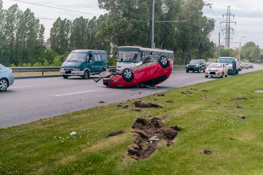 На Набережной Днепра автомобиль посреди дороги перевернулся на крышу. Новости Днепра