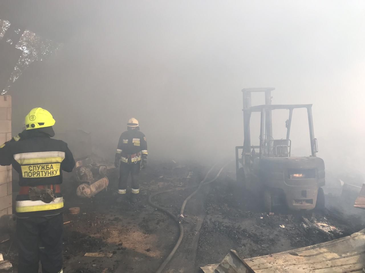 Спасатели тушили пожар в одноэтажном сооружении. Новости Днепра
