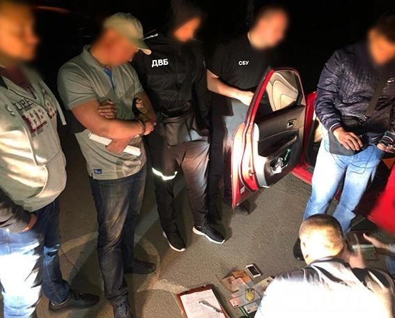 Лицом в пол: арестован полицейский-взяточник. Новости Днепра