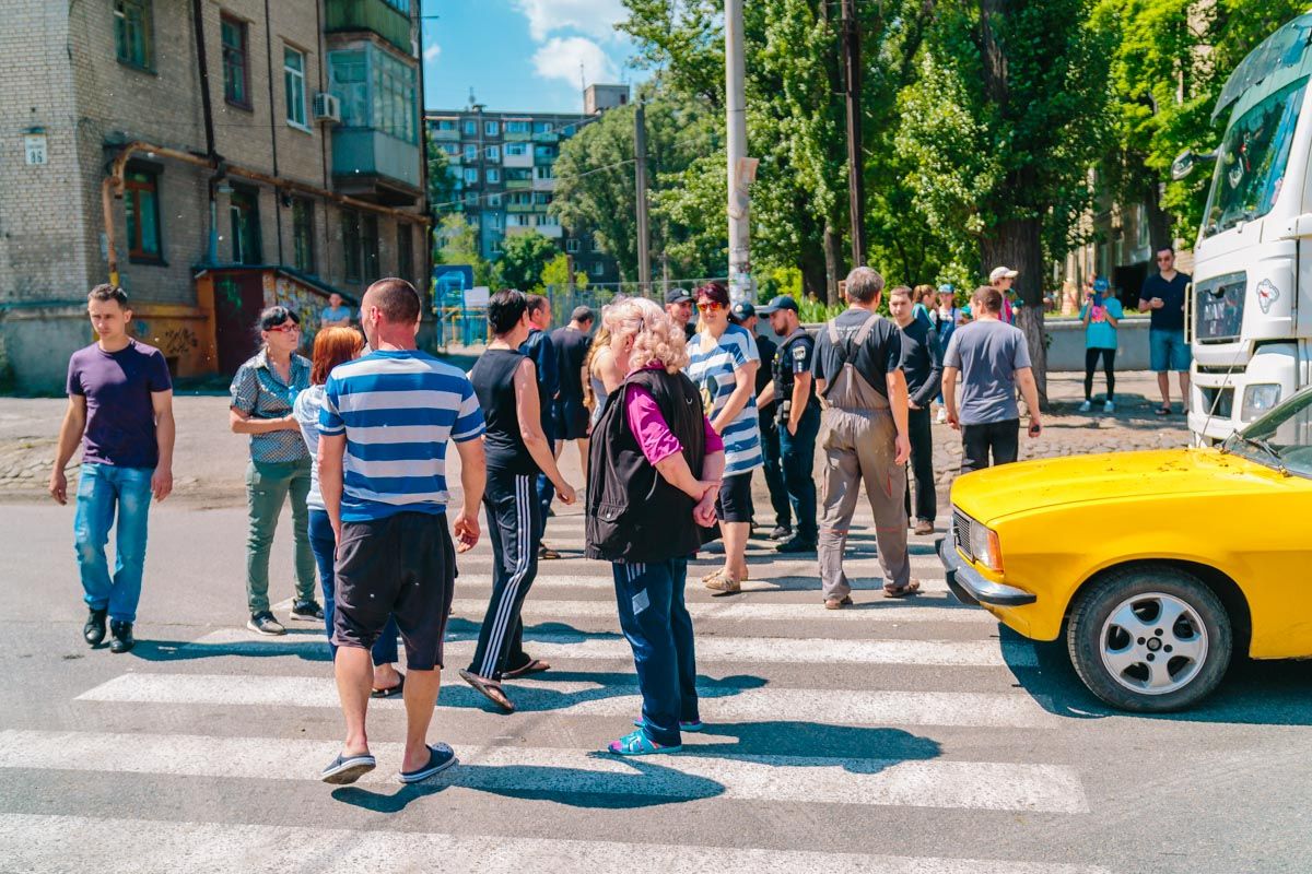 Жители Днепра перекрыли проезжую часть из-за недовольства условиями жизни. Новости Днепра