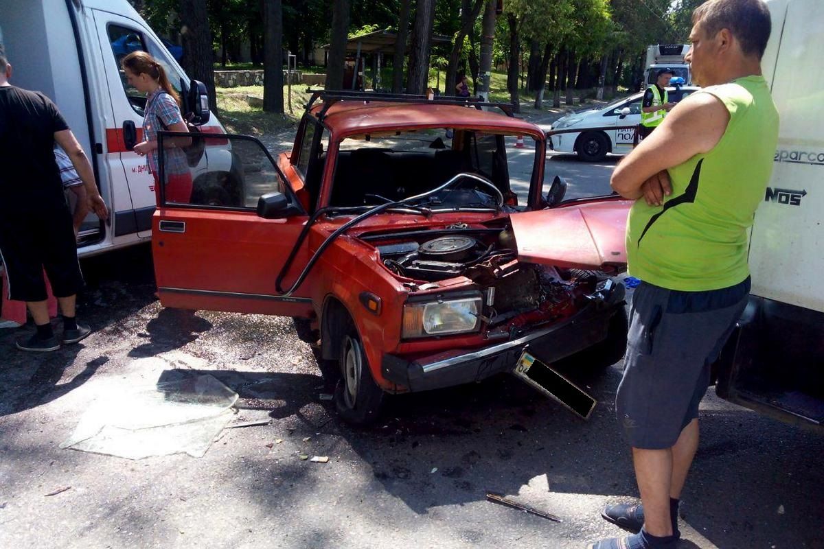 В Днепре легковушка влетела в грузовик: авто всмятку. Новости Днепра