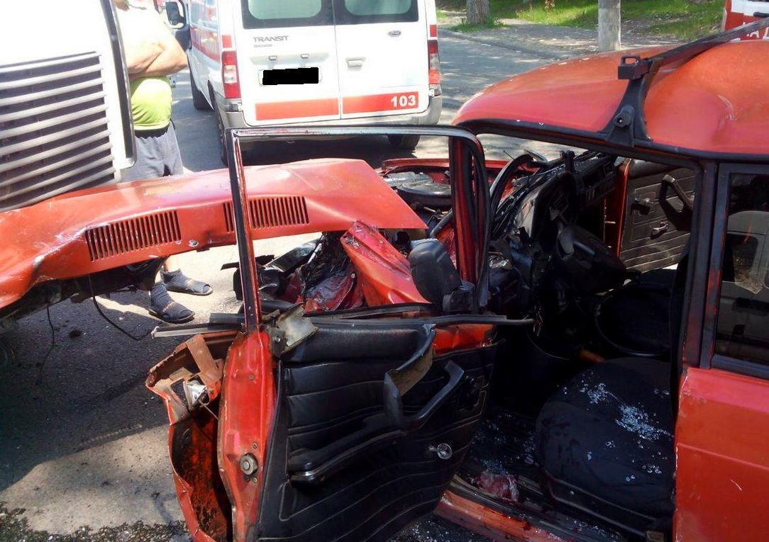 В Днепре легковушка влетела в грузовик: авто всмятку. Новости Днепра