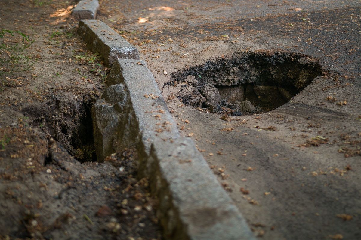 Прямо в центре Днепра асфальт "уходит" из-под колес. Новости Днепра