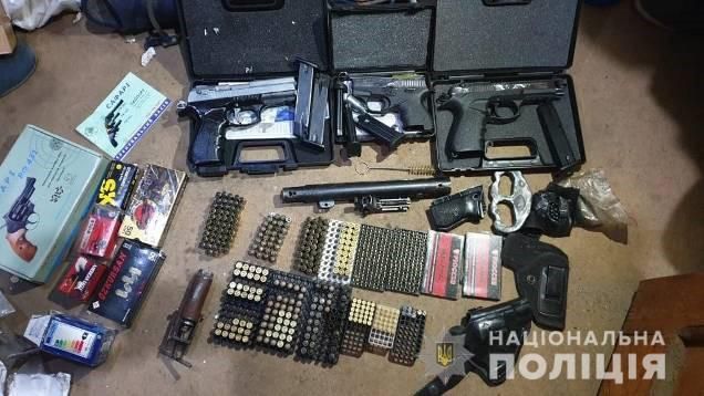 Оружие почтой: в Днепре торговали боевым оружием через соцсети