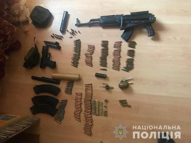 Оружие почтой: в Днепре торговали боевым оружием через соцсети