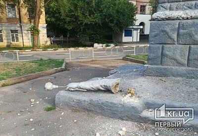 На Днепропетровщине у памятника отпала рука: коммунальные службы выясняют причины. Новости Днепра