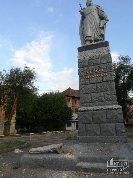 На Днепропетровщине у памятника отпала рука: коммунальные службы выясняют причины. Новости Днепра