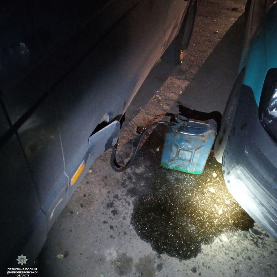 В Днепре мужчина сливал бензин с припаркованных машин. Новости Днепра