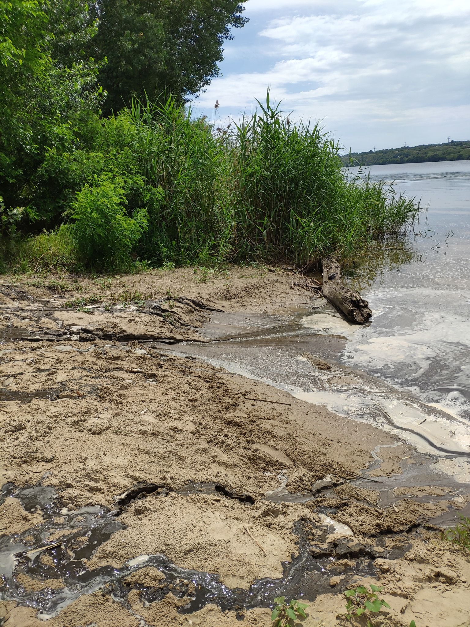 В Днепре из-за аварии закрыли опасный пляж: подробности