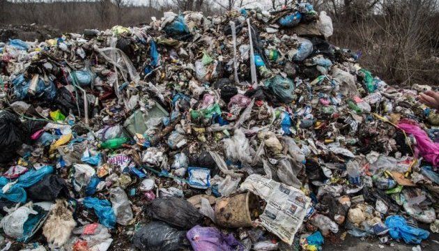 На Днепропетровщине ветеран войны живет в доме с кучей мусора. Новости Днепра