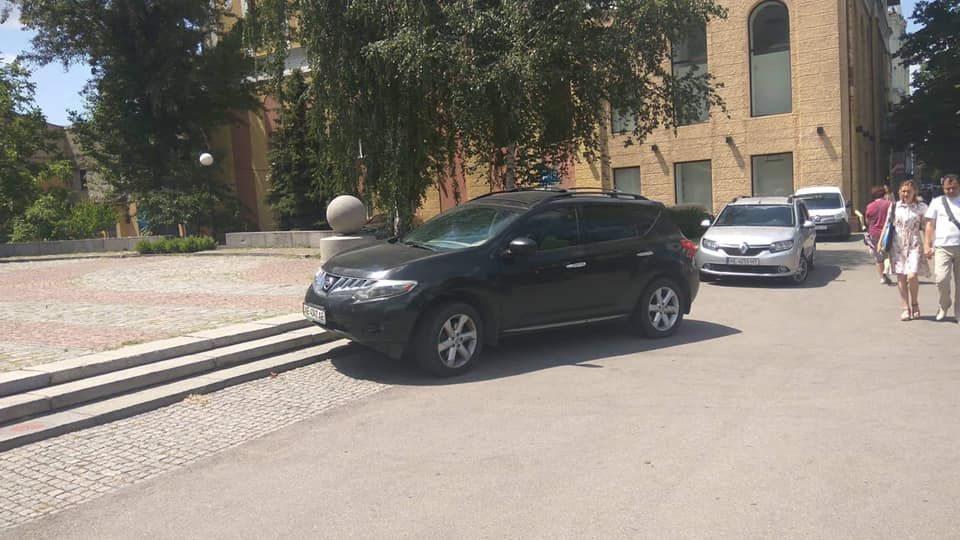 На жилмассиве Тополь-3 началось оборудование незаконных автостоянок. Новости Днепра