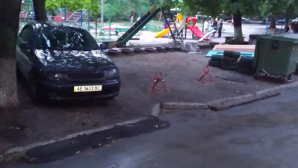 На жилмассиве Тополь-3 началось оборудование незаконных автостоянок. Новости Днепра