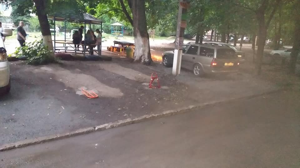 На жилмассиве Тополь-3 началось оборудование незаконных автостоянок. Новости Днепра