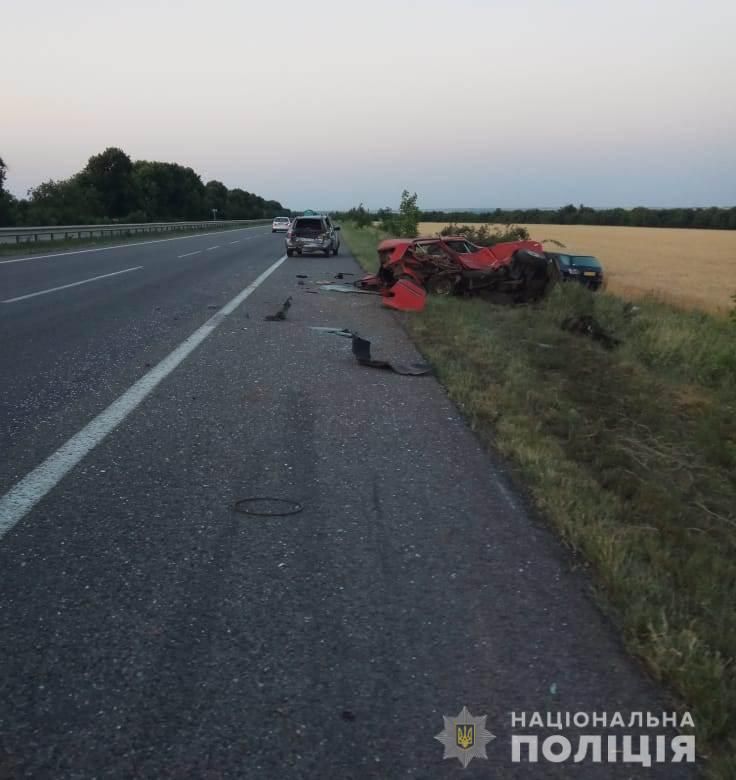 Автомобиль влетел в припаркованное авто: 3 погибших. Новости Украины