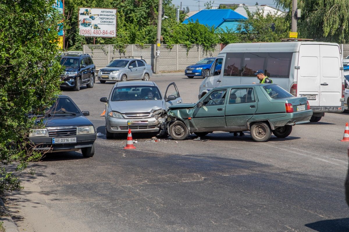 Разбил стекло головой: в Днепре столкнулись ЗАЗ и Chevrolet. Новости Днепра