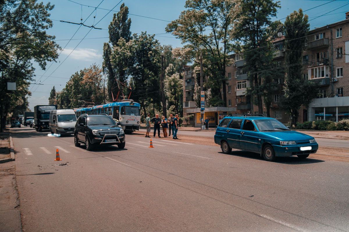 Ребенок попал под колеса легкового авто: движение трамваев затруднилось. Новости Днепра