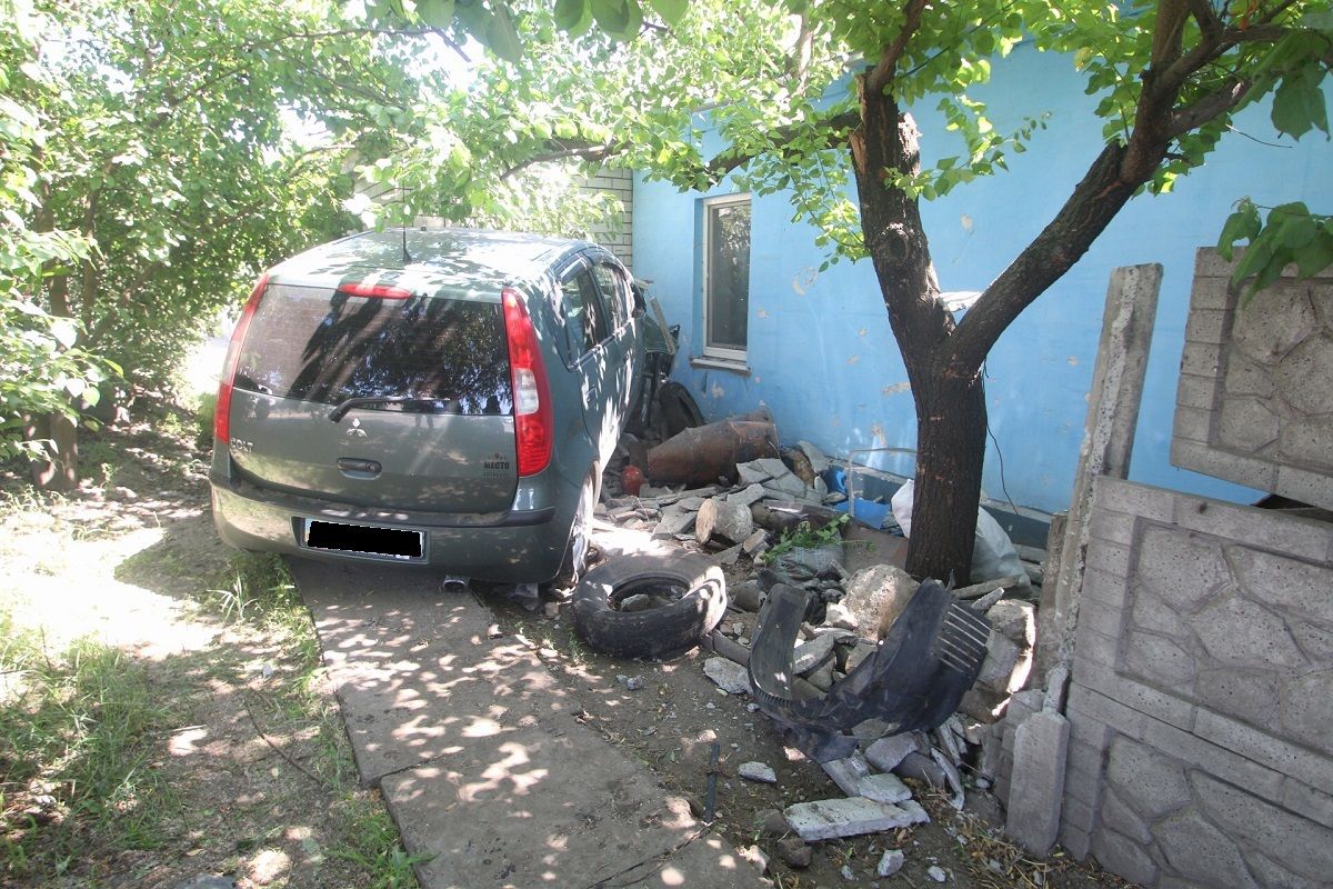 В Днепре автомобиль «слетел» с дороги, протаранил забор и въехал прямо в частный дом. Новости Днепра