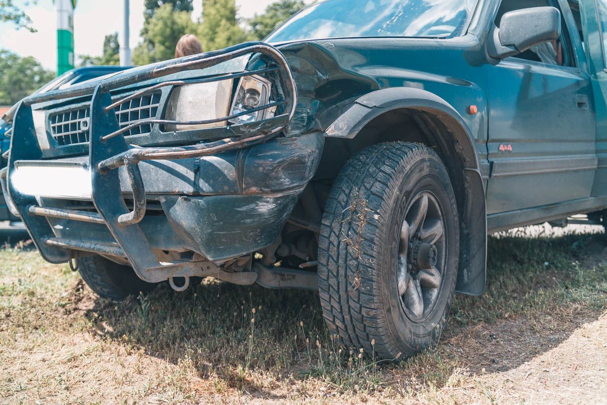 Протаранил в бок и «отлетел» на несколько метров: ДТП на Набережной Днепра