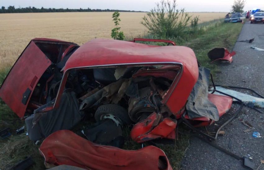 Автомобиль влетел в припаркованное авто: 3 погибших. Новости Украины