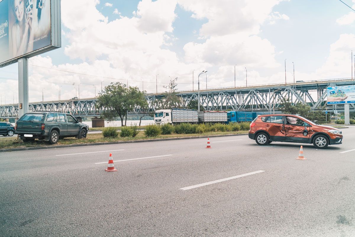 Протаранил в бок и «отлетел» на несколько метров: ДТП на Набережной Днепра. Новости Днепра
