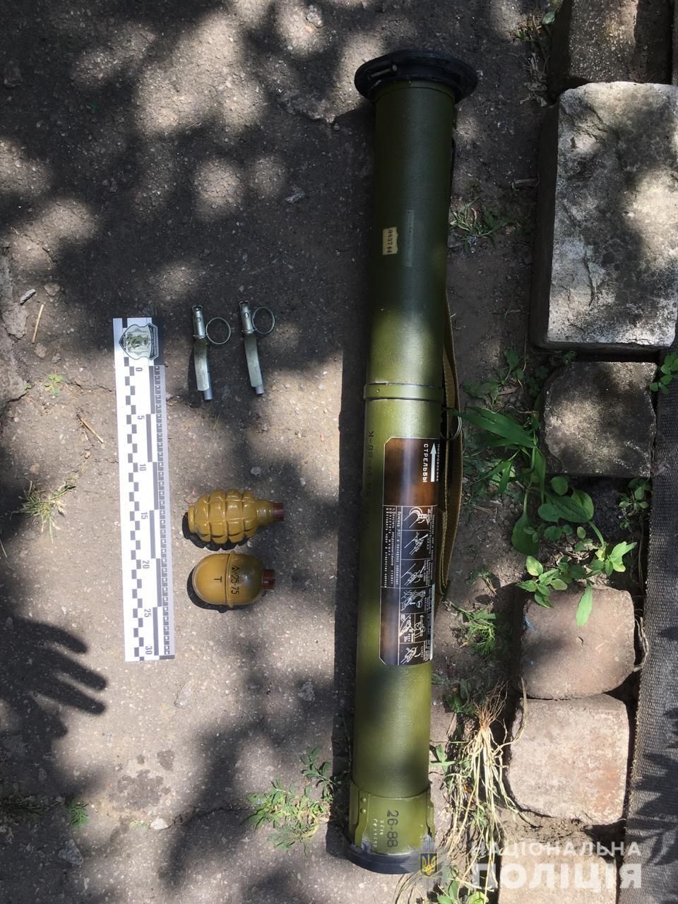 «Взрывная» заначка: мужчина хранил дома большой гранатомет и несколько гранат. Новости Днепра