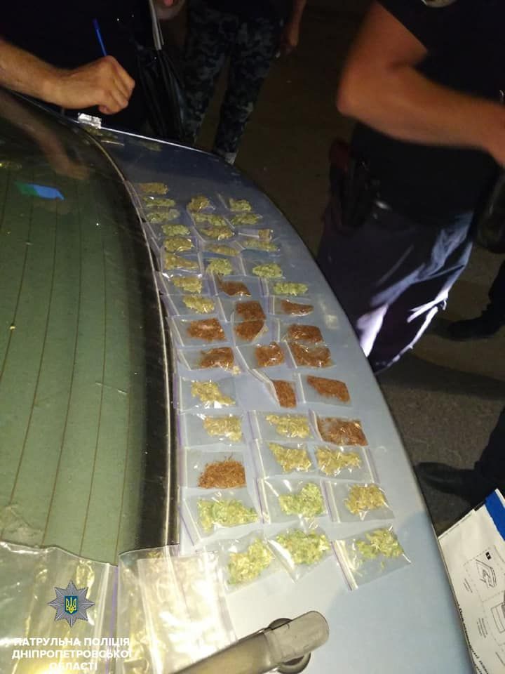 «Нарковозка»: мужчина перевозил в авто почти 50 «порций» наркотиков. Новости Днепра