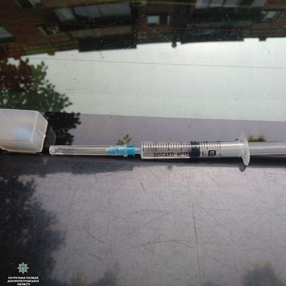 Прятался в кустах с наркотиками в руках: мужчина попался полицейским с поличным. Новости Днепра