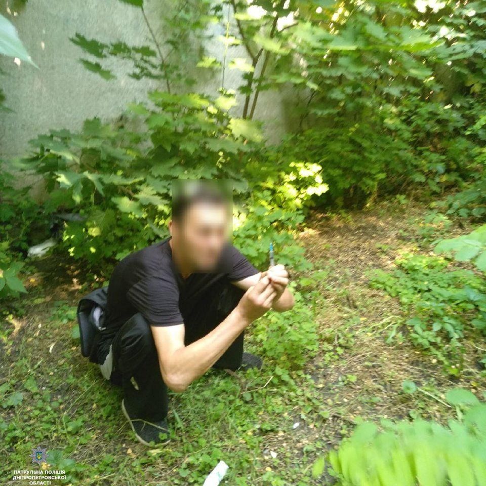 Прятался в кустах с наркотиками в руках: мужчина попался полицейским с поличным. Новости Днепра