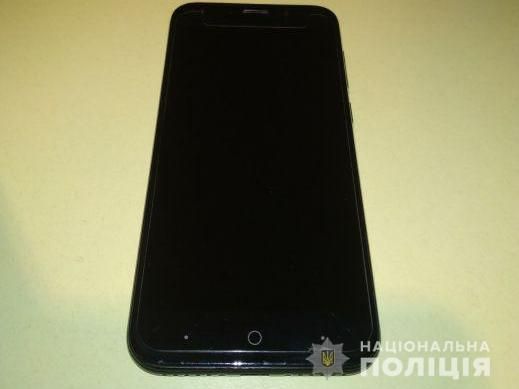 В Днепре мужчина посреди магазина с угрозами ограбил девушку. Новости Днепра