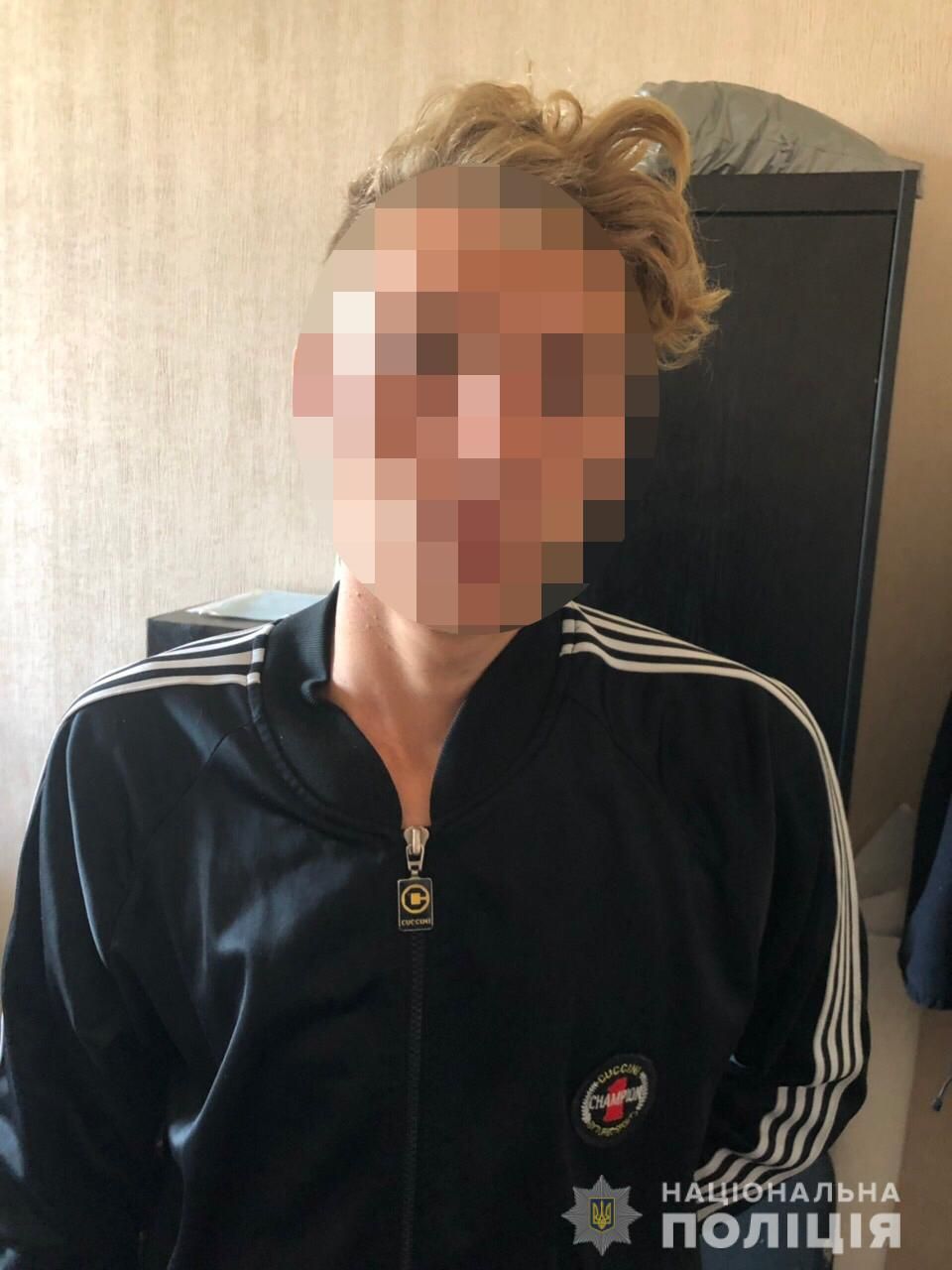 Молодой парень ограбил подростка на остановке. Новости Днепра