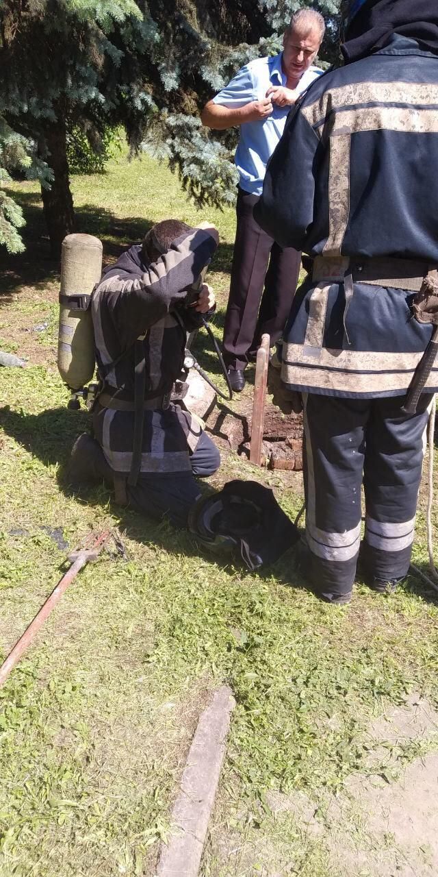 Двух мужчин без признаков жизни обнаружили в канализационном колодезе. Новости Днепра