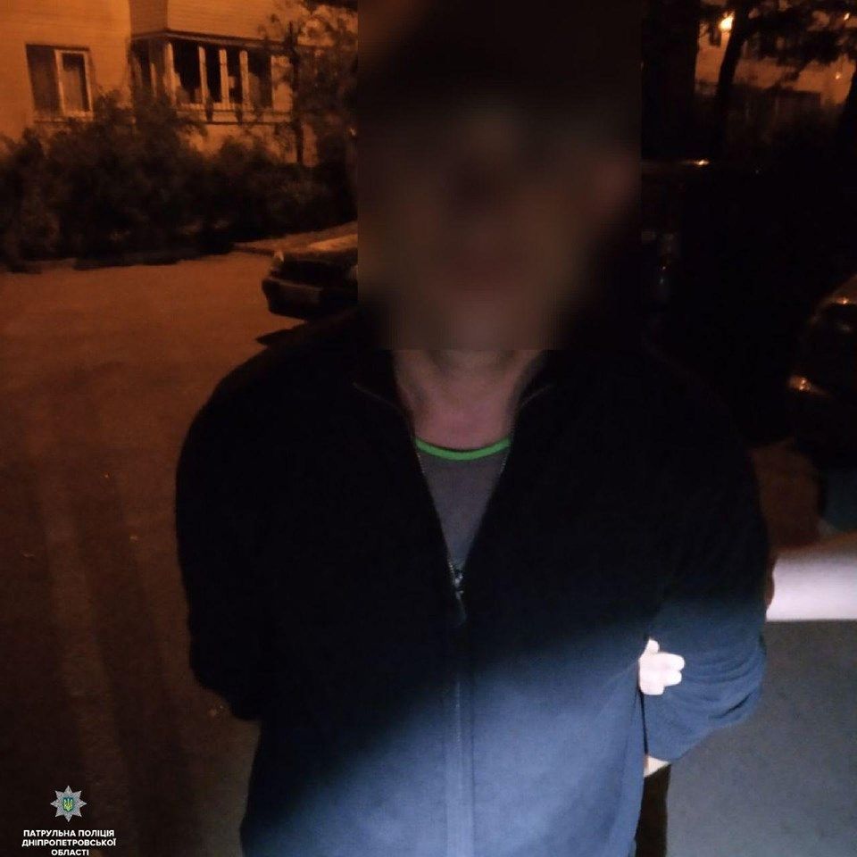 В Днепре мужчина сливал бензин с припаркованных машин. Новости Днепра